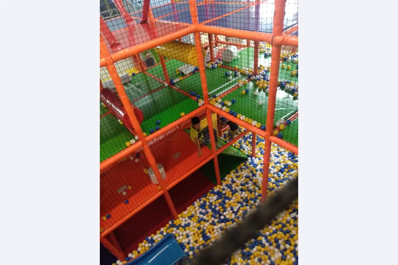 Construcción en bastidor de un parque infantil cubierto con accesorios, Monkey Grove, pista Ninja, "esponjas" de juegos blandos-3